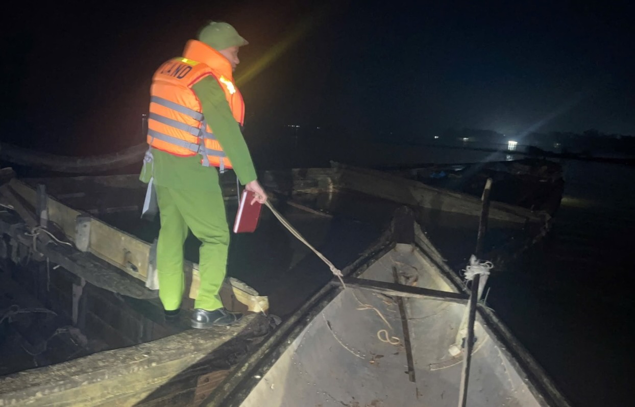 The authorities caught red-handed illegal sand mining on the Kien Giang River. Photo: Ninh Chau Commune Police