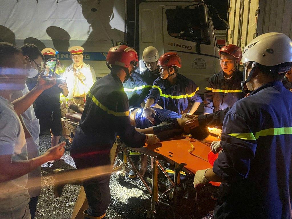 Authorities in Quang Ngai broke the car door to rescue the driver. Photo: Vien Nguyen