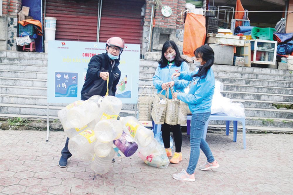 Viec giam thieu o nhiem moi truong do chat thai nhua tren dia ban tinh Lao Cai duoc nguoi dan tich cuc tham gia huong ung. Anh: Giang Chi/Laocai.gov.vn