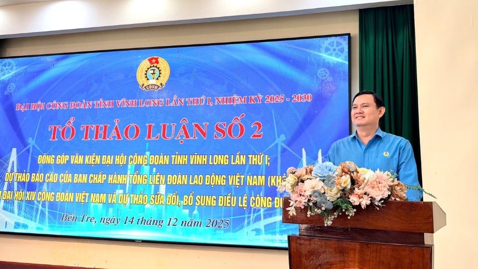 Mr. Nguyen Phuc Linh - Permanent Chairman of the Provincial Federation of Labor delivered the opening speech and suggested a discussion at Discussion Group No. 2. Photo: Hoang Loc