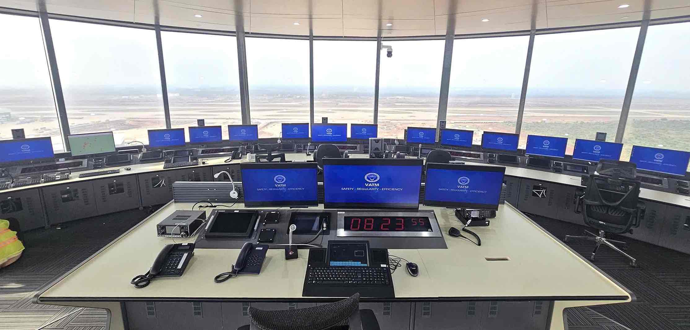 Equipos listos en la Estacion de Control de Trafico Aereo del aeropuerto de Long Thanh. Foto: VATM
