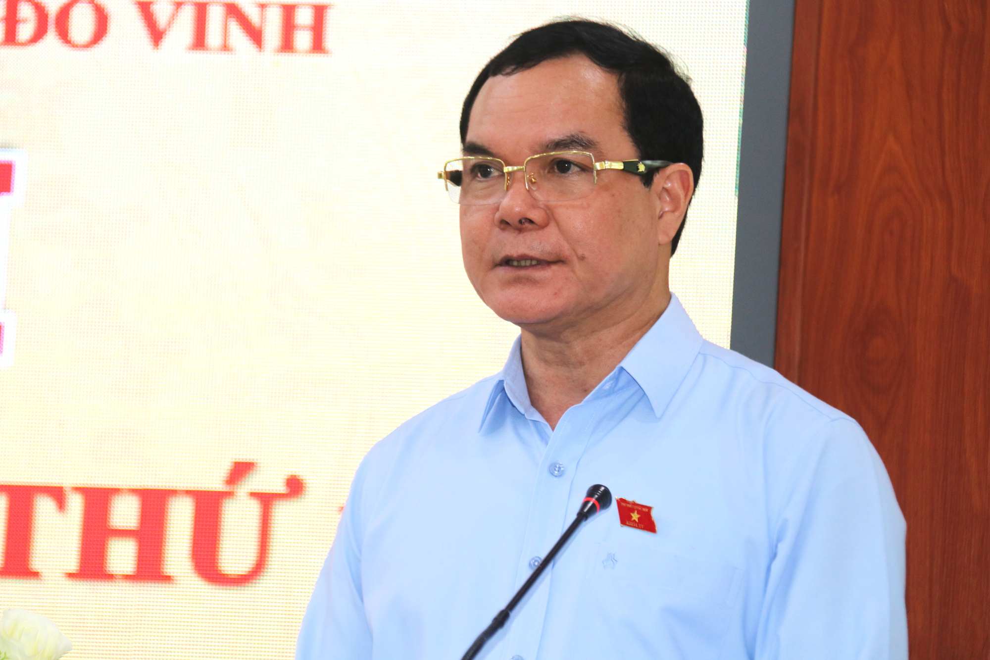 Delegate Nguyen Dinh Khang - Member of the Party Central Committee, Vice Chairman of the Central Committee of the Vietnam Fatherland Front, President of the Vietnam General Confederation of Labor - met with voters in Khanh Hoa. Photo: Phuong Linh