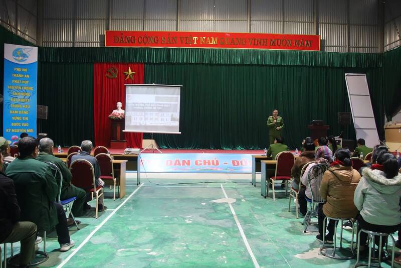 Hai don vi phoi hop to chuc tuyen truyen phap luat, ky nang phong ngua ma tuy.