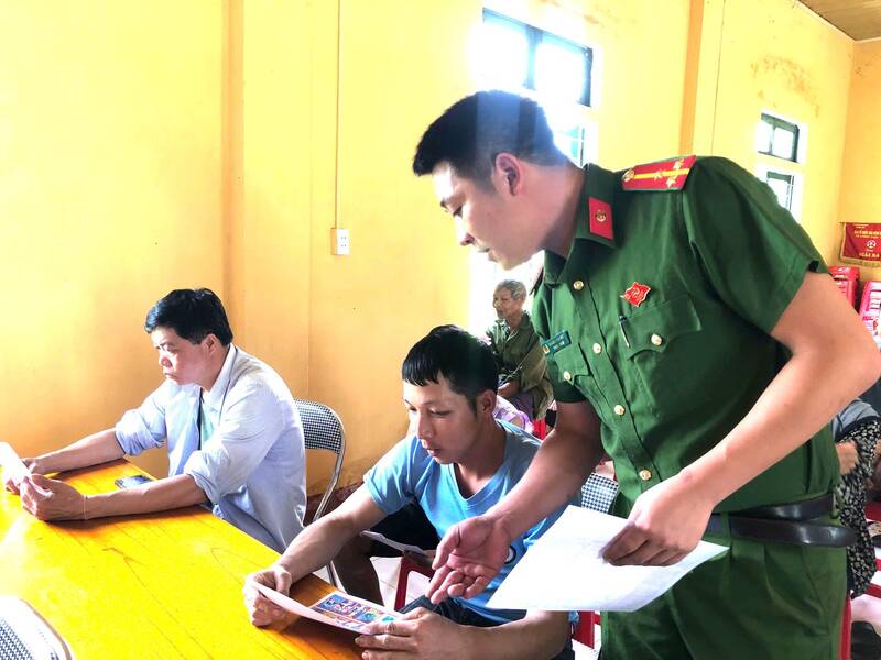 Lam Thuong Commune Police (Lao Cai) distributed leaflets to propagate drug laws to people in Tong Ang village. Photo: Ly Hong/Ministry of Public Security