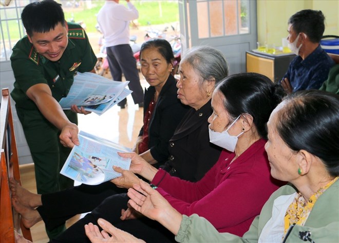 Border Guard officers and soldiers urgently distributed leaflets to propagate the methods and tricks of human trafficking subjects. Photo: Phan Tuan