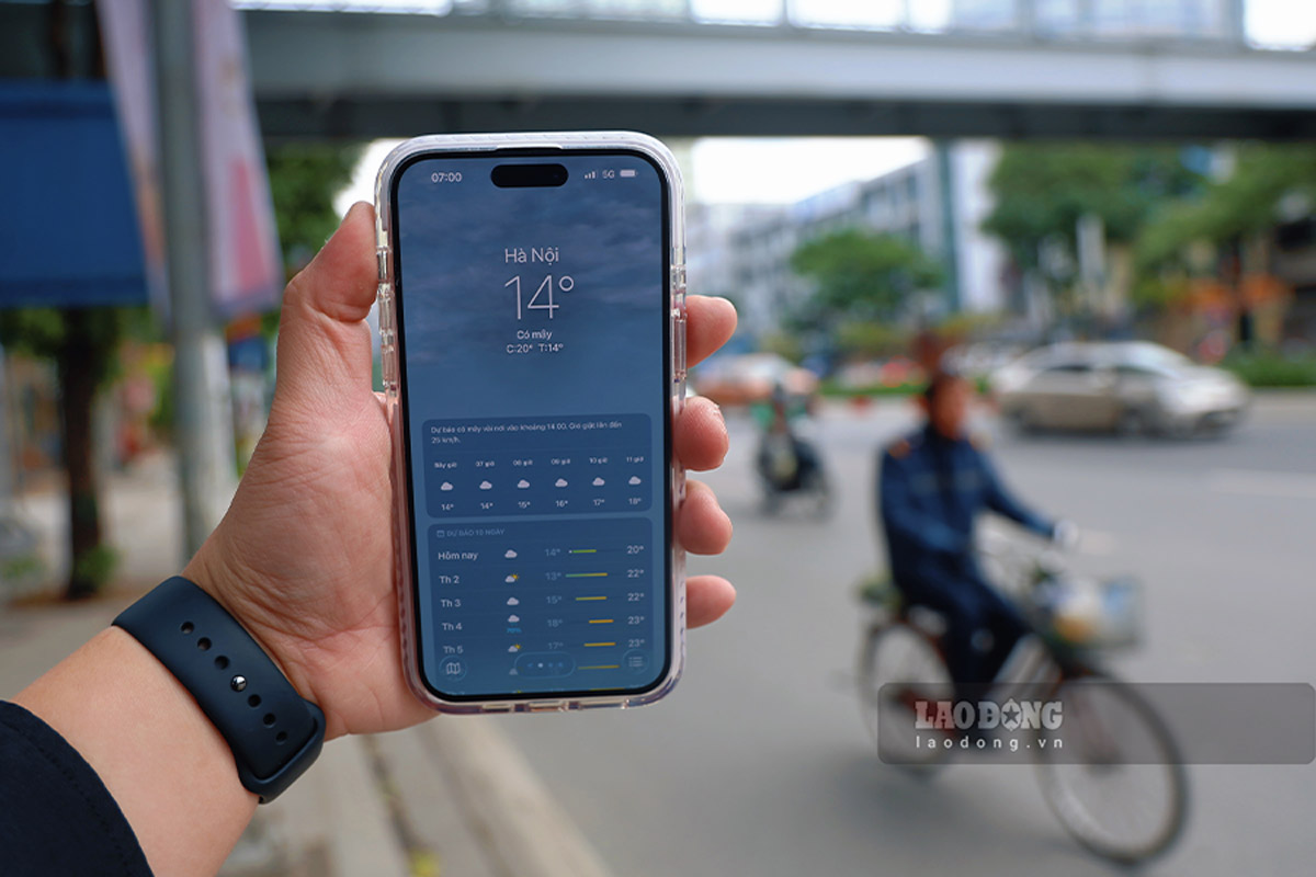 Tai Ha Noi, ghi nhan vao 7h sang ngay 14.12, nhiet do xuong khoang 14 do C, kem theo gio khien cam giac lanh ro ret.