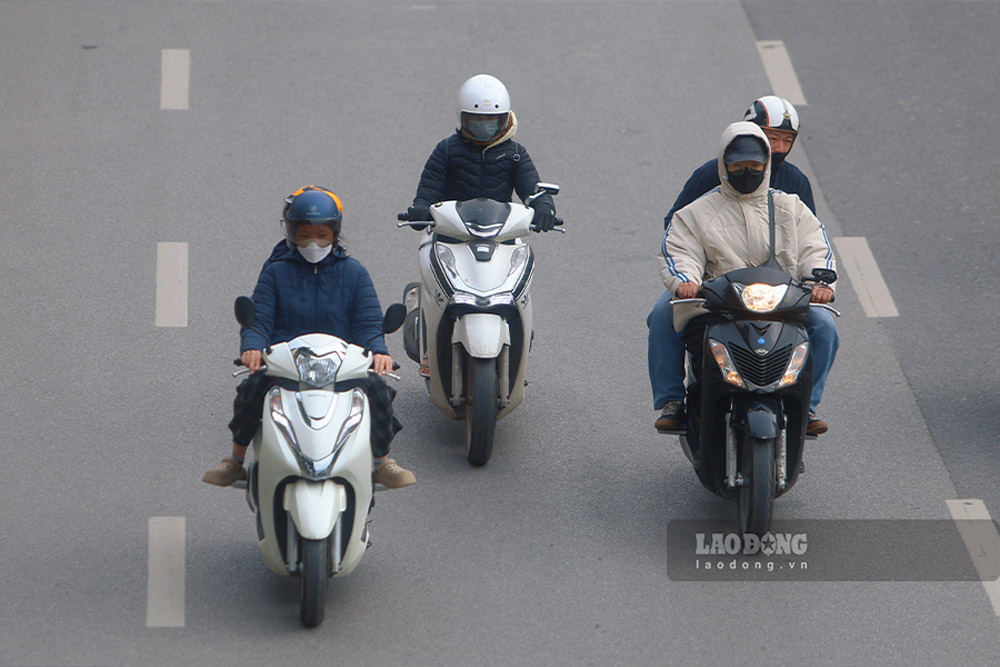 Nhieu nguoi ra duong da khoac them ao am, quang khan, tham chi khoac ca ao mua de doi pho voi nhung con gio lanh.