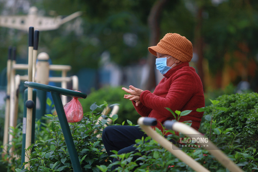 Ba Pham Thi Minh (phuong Tay Ho, Ha Noi) cam nhan ro cai lanh so voi ngay hom qua. “Mac du lanh nhung hom nay khong khi thoang dang, khong thay bui. Khi ra duong, toi da chuan bi them ao am de giu gin suc khoe” - Ba Minh cho biet.