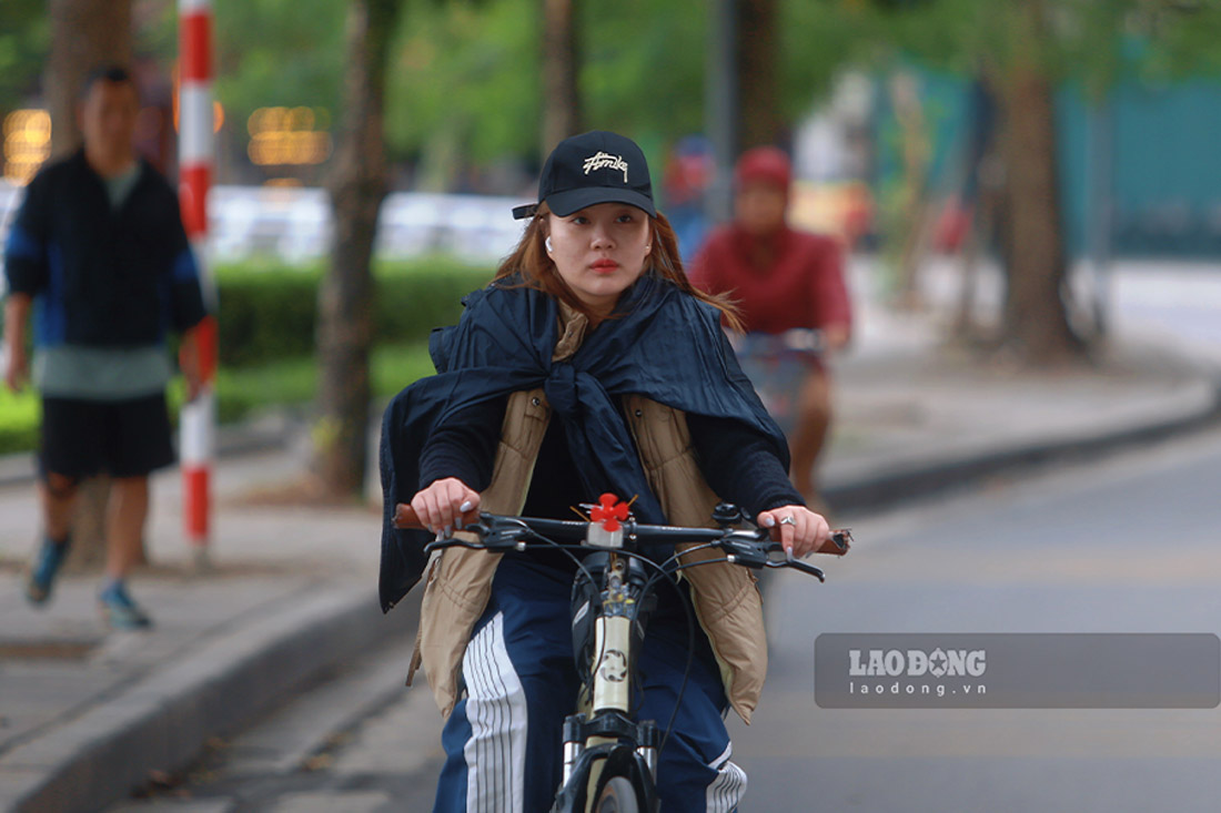 Nguoi dan day som dap xe quanh Ho Tay cung phai trang bi them nhieu ao khoac.