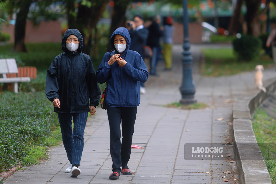 Hanoi is very cold at 14 degrees Celsius, people are full when going out