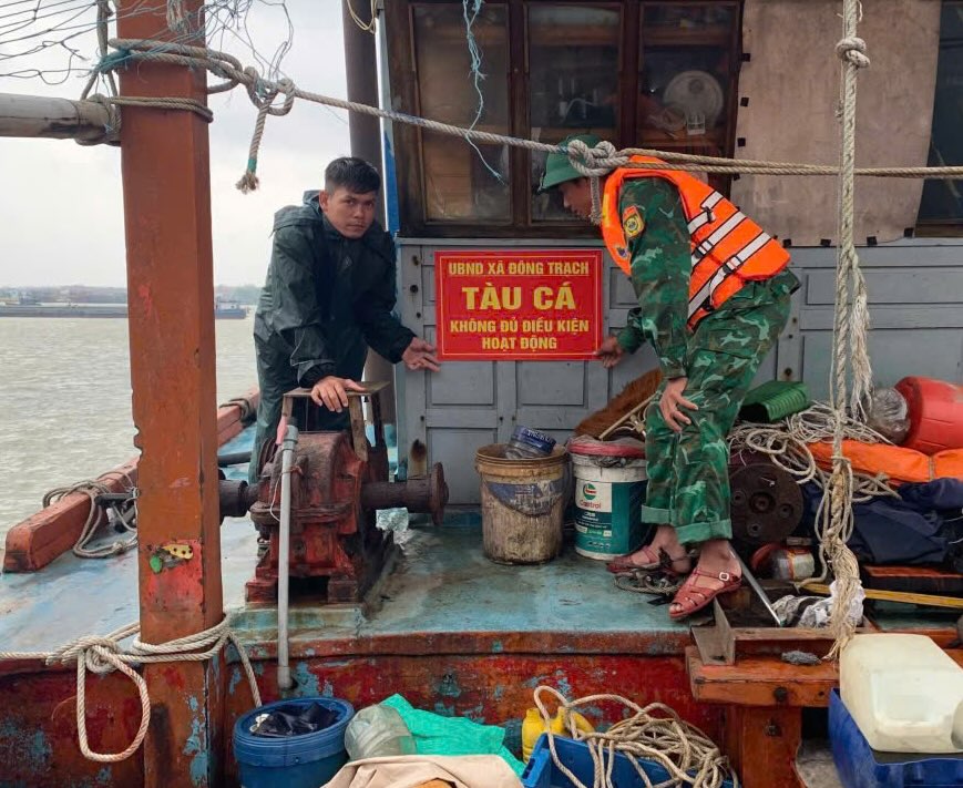 Fishing vessels that are not qualified to operate are marked with signs and identification markings. Photo: Border Guard