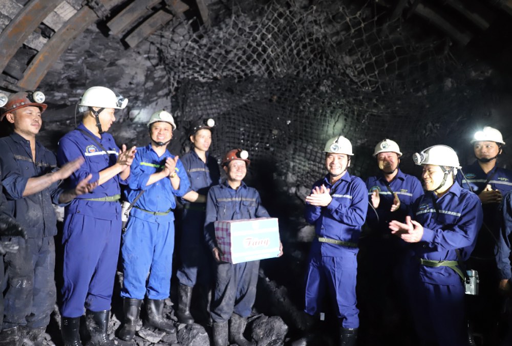 ベトナム労働総同盟幹部会メンバー、TKV労働組合委員長のレ・タン・スアン氏（右から4人目）が窯労働者に贈り物を贈った。写真：TKV労働組合