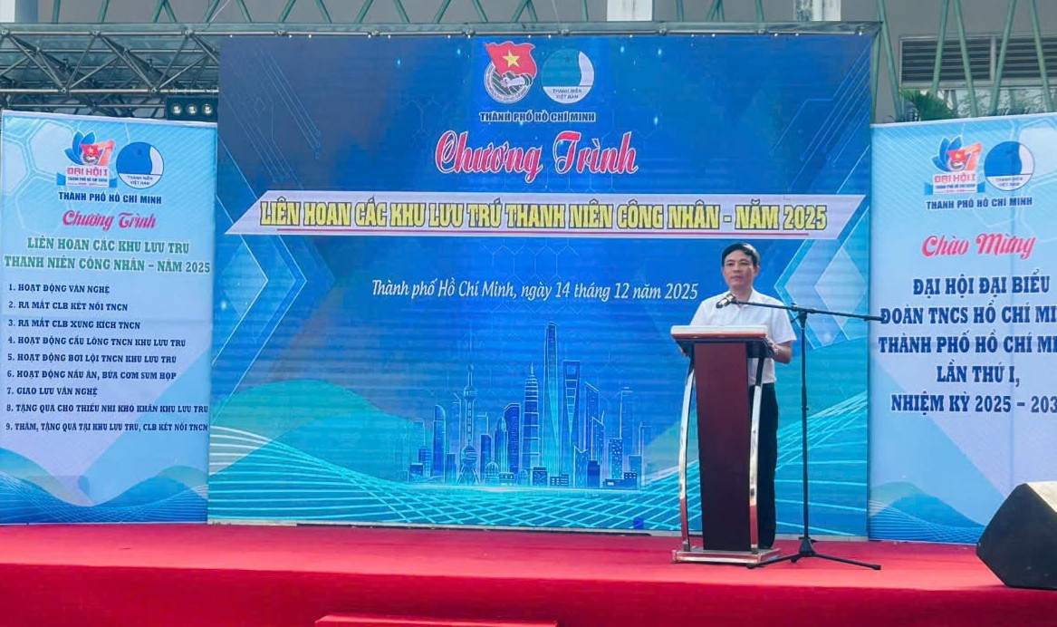 Ong Do Van Phung - Giam doc Trung tam Ho tro Thanh nien Cong nhan va Lao dong tre Binh Duong phat bieu tai chuong trinh. Anh: Huu Long