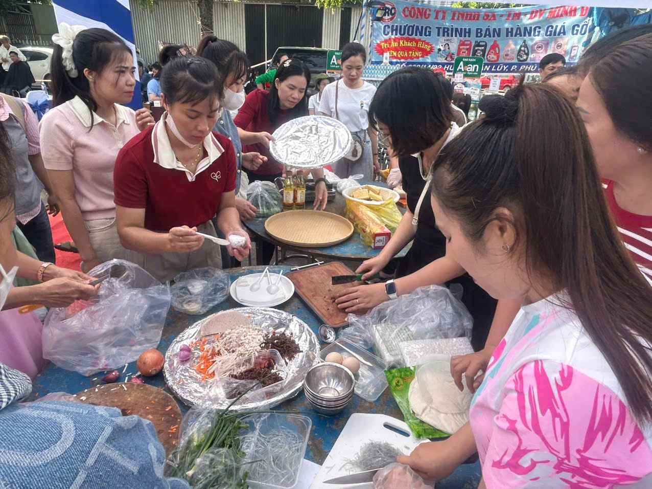 Hinh anh hoat dong tai chuong trinh lien hoan cac khu luu tru thanh nien cong nhan. Anh: Huu Long