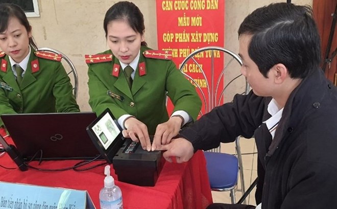 Cán bộ chiến sĩ Công an TP Hà Nội làm thủ tục cấp thẻ căn cước cho công dân. Ảnh: Quang Việt