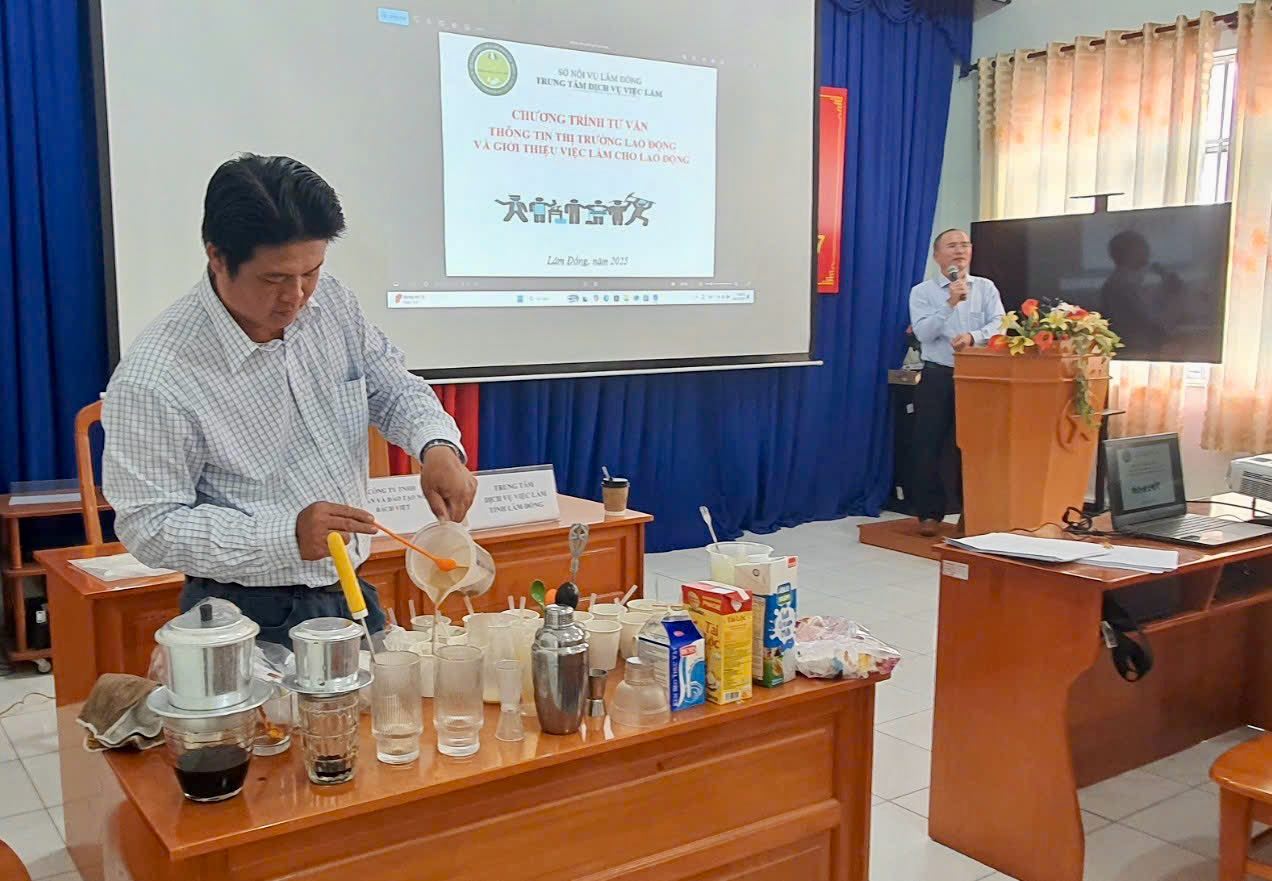 Nguoi lao dong tham gia cac khoa hoc nghe ngan han ve pha che. Anh: Pham Duy