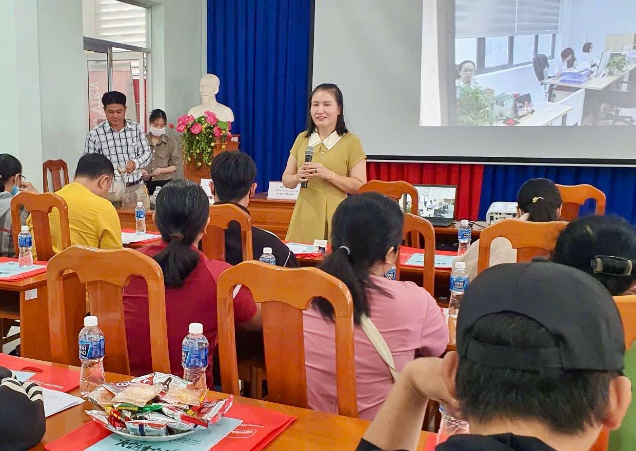 Nguoi lao dong duoc cung cap thong tin ve nhu cau tuyen dung cua cac doanh nghiep. Anh: Pham Duy