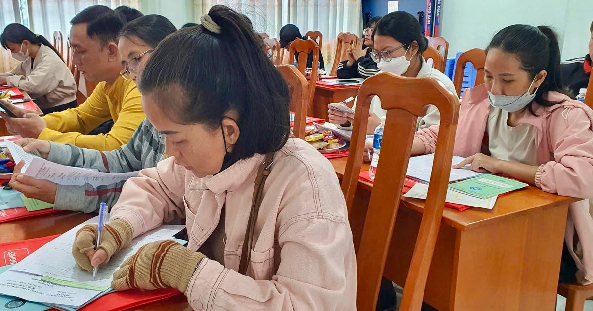 Nguoi lao dong tham gia cac buoi tu van viec lam. Anh: Pham Duy