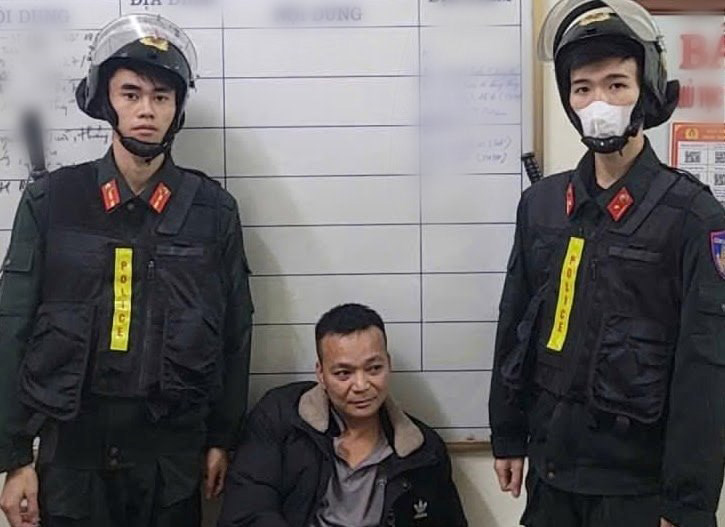 Đối tượng Phạm Trọng Huy (giữa). Ảnh: Công an Hải Phòng