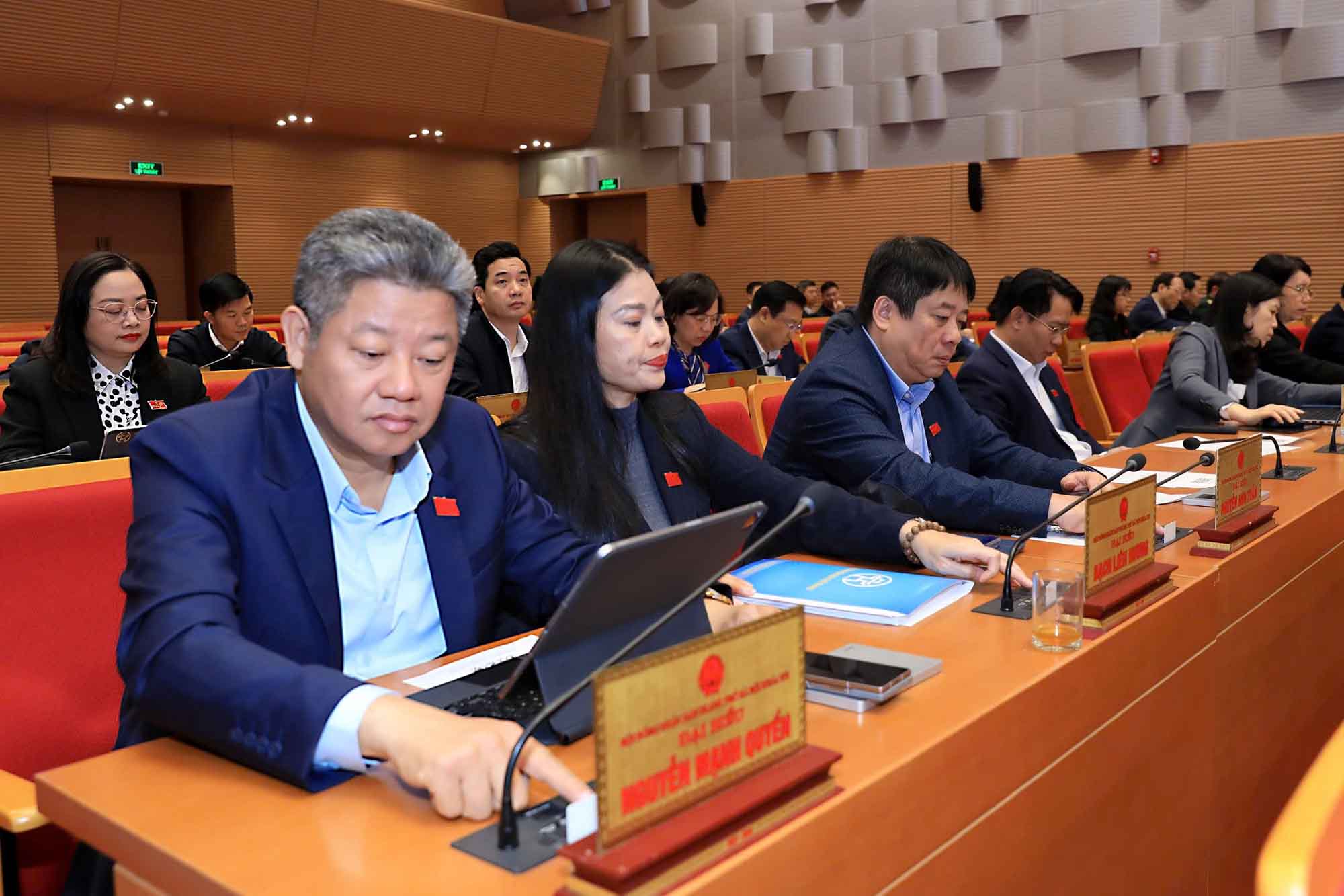 Hanoi People's Council delegates press the button to approve the Resolution. Photo: Viet Thanh