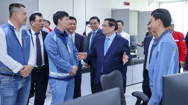 Thu tuong Pham Minh Chinh tham quan he thong van hanh Nha may Dien khi LNG Nhon Trach 3 va 4 - Anh: Nhat Bac