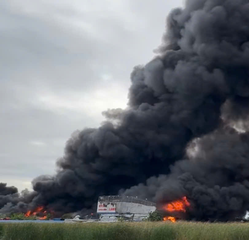 Ngon lua va khoi den bung phat du doi. Anh: Minh Hung