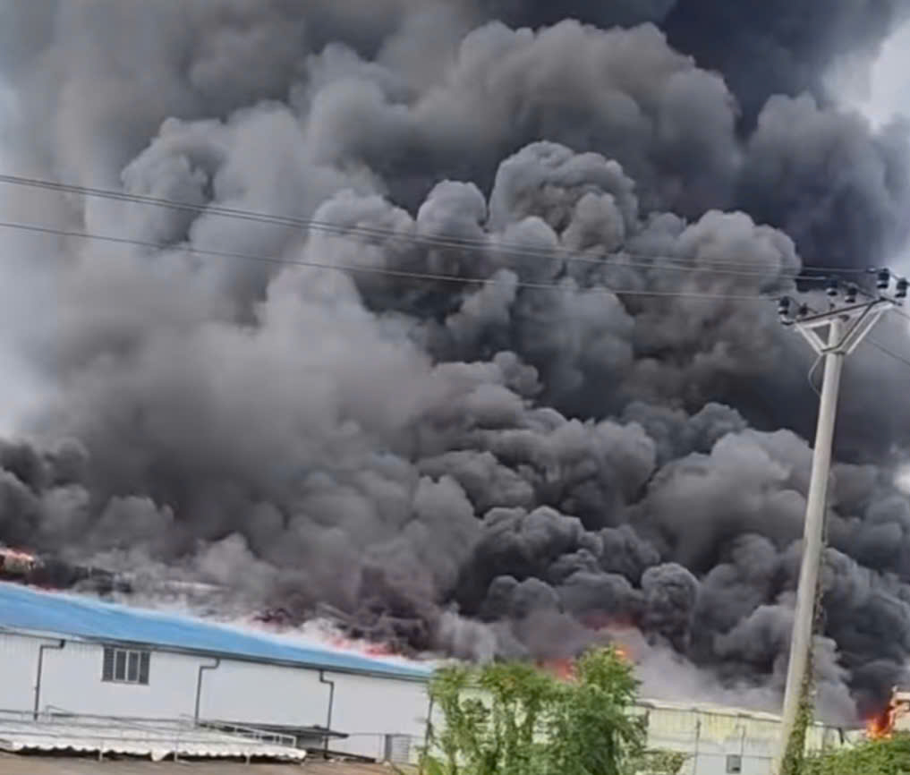 火災による黒煙は、ハイフォン市チャンフンコミューンDong Tien村全体を覆いました。写真:Minh Hung