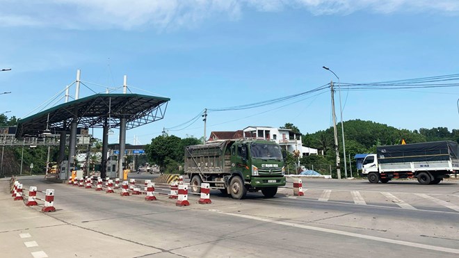 The BOT station on National Highway 3 has been inactive for a long time but is still blocking the road, posing potential risks to traffic safety. Photo: Nguyen Tung