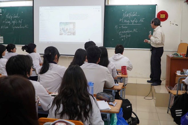 Ho Chi Minh City students in a class talking about AI. Photo: Chan Phuc