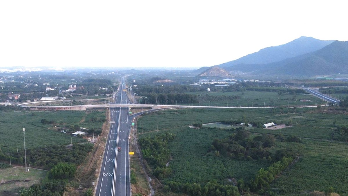 The Bien Hoa - Vung Tau expressway interchange with Hoi Bai - Phuoc Tan road has been completed. Photo: Thanh An