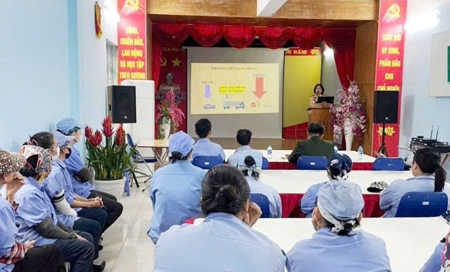 Propaganda sobre la Ley de Seguridad Vial en la empresa Dai Thang Parque Industrial Nam Cau Kien (Hai Phong). Foto: Policia de Hai Phong