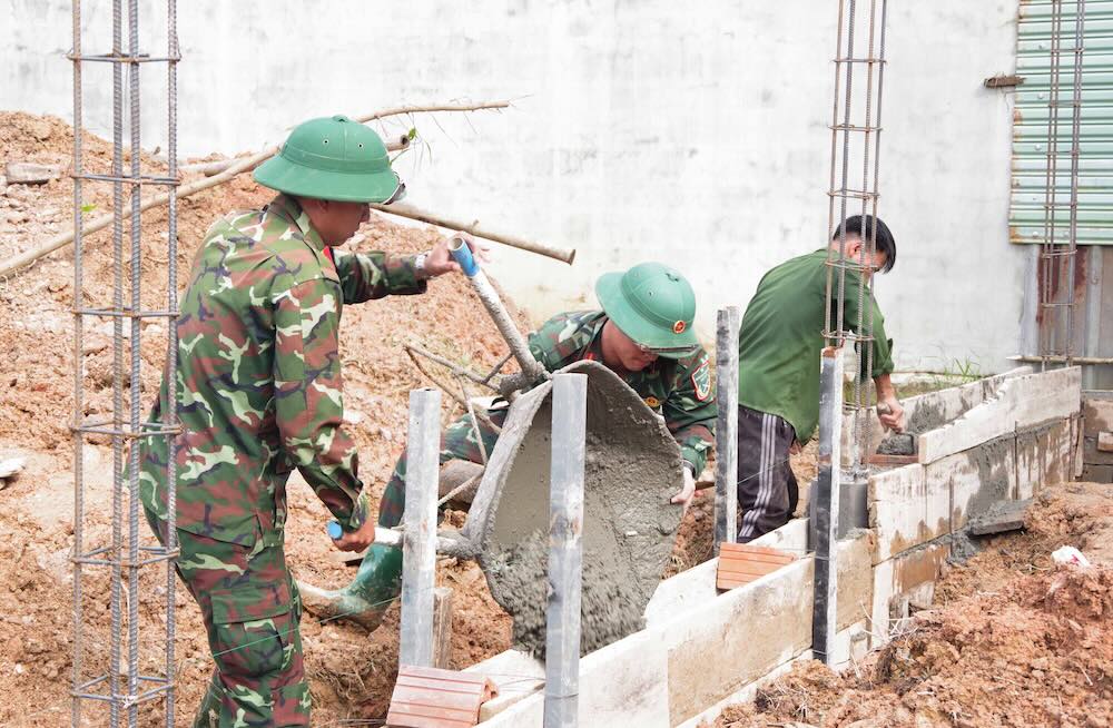 The armed forces are rushing to build houses to help people. Photo: Quang Dao