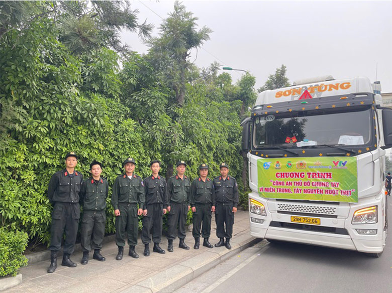 Can bo chien sy Cong an Thanh pho chuan bi len duong huong ve dong bao vung lu.