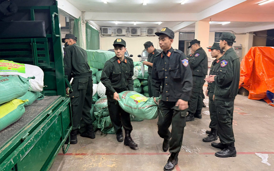 Cac chien sy Cong an Thu do chuyen hang hoa thiet yeu gui den ba con vung lu Mien Trung, Tay Nguyen.