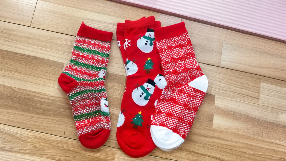 Red socks with fun Christmas-themed patterns will help women's outfits stand out. Photo: Phuong Linh