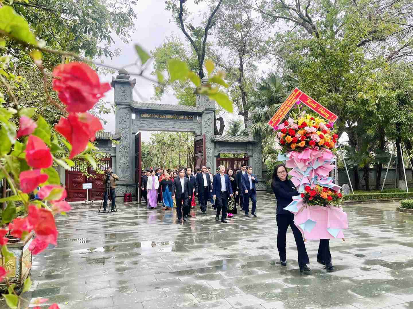 The delegation is a typical example in studying and following Ho Chi Minh's ideology, morality and style in the Central - Central Highlands region to organize incense offering and flower offering to commemorate President Ho Chi Minh. Photo: Phan Quy