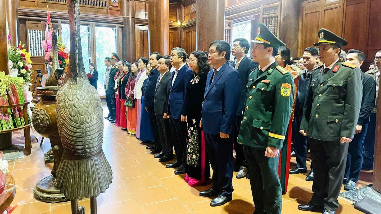 Doan dai bieu thanh kinh tuong niem Chu tich Ho Chi Minh. Anh: Phan Quy