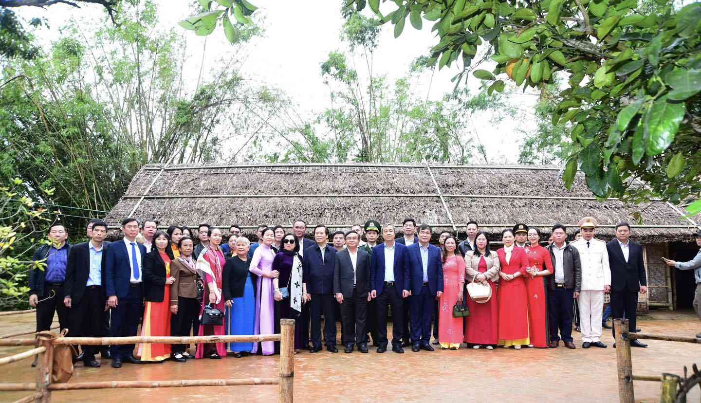 Cac dai bieu chup anh luu niem. Anh: Phan Quy