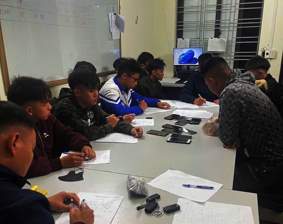 Công an xã Kiến Thụy phát hiện 8 trường hợp tụ tập về đêm. Ảnh: Công an Hải Phòng