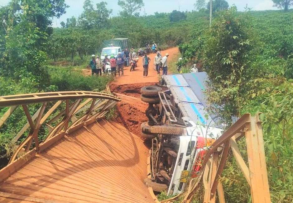 The iron bridge over Da Hang Lang village (Bao Lam 4 commune, Lam Dong) collapsed by a truck carrying fertilizer and is still lying motionless. Photo: Phuc Khanh