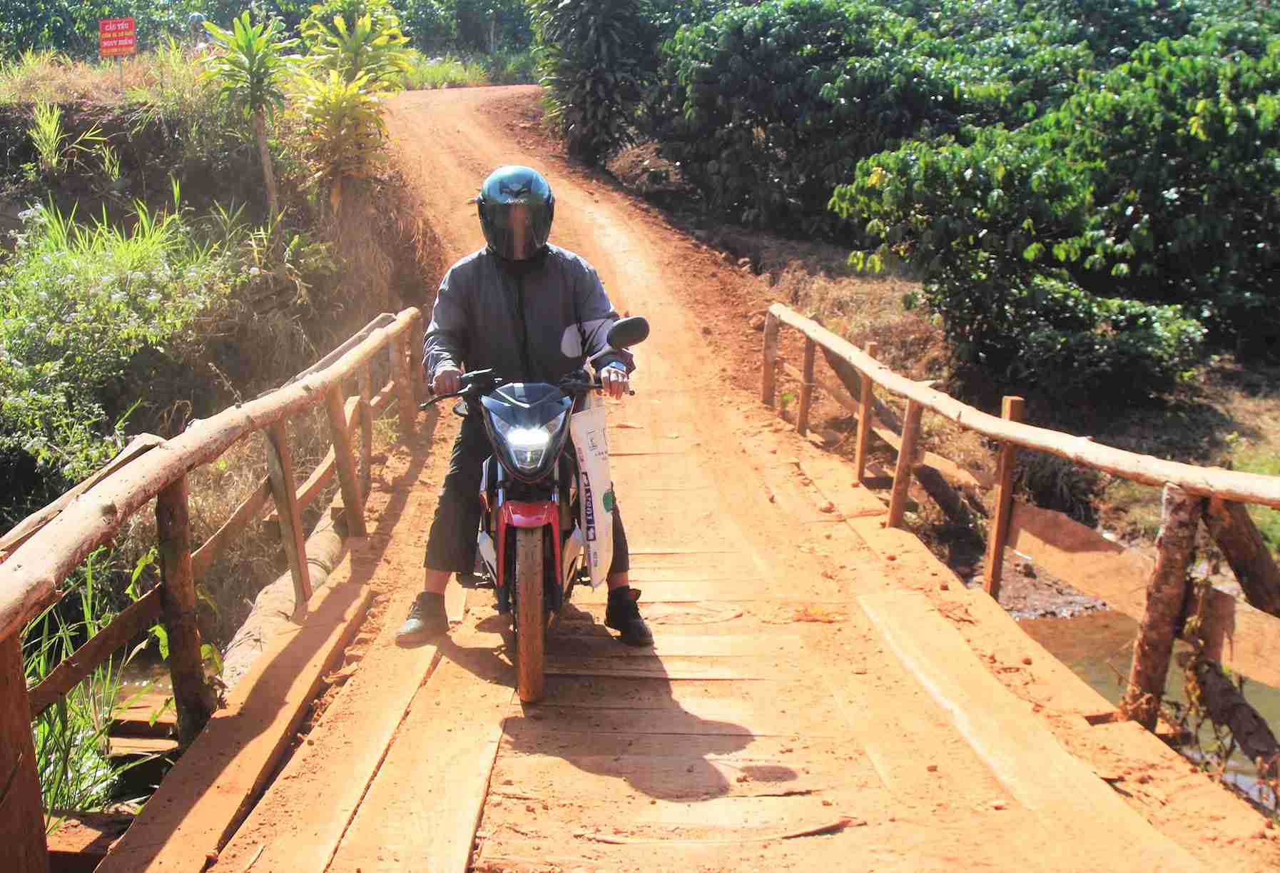 Suot 8 thang qua, hang tram ho dan phai di lai tren cay cau tam chenh venh, nguy hiem. Anh: Duc Tu