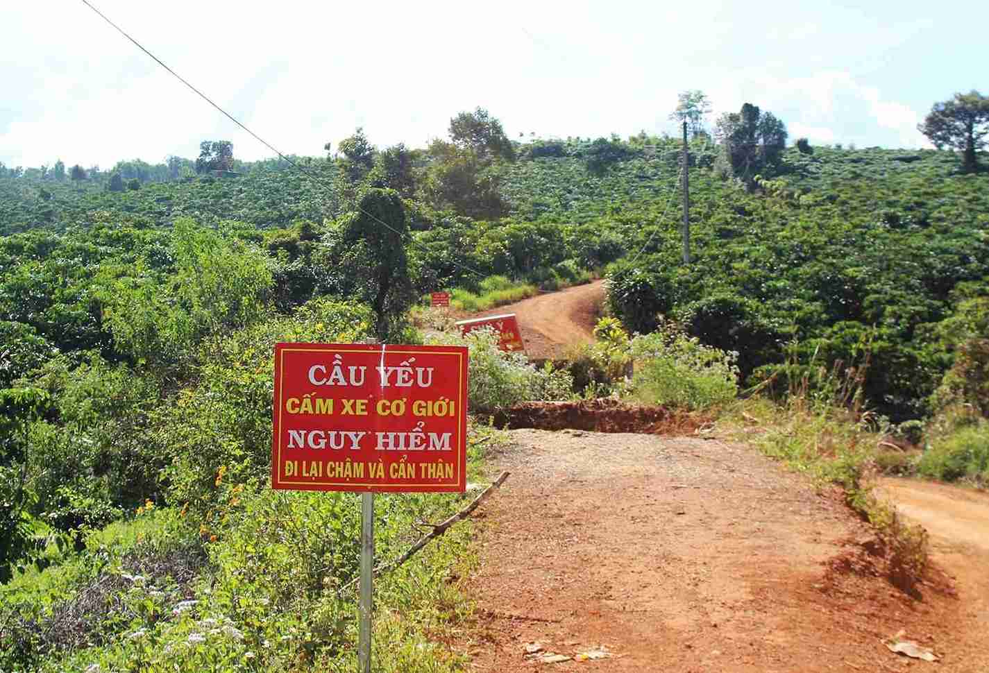 Cau bi sap, chinh quyen dia phuong gan bien de canh bao phuong tien qua lai. Anh: Than Hy