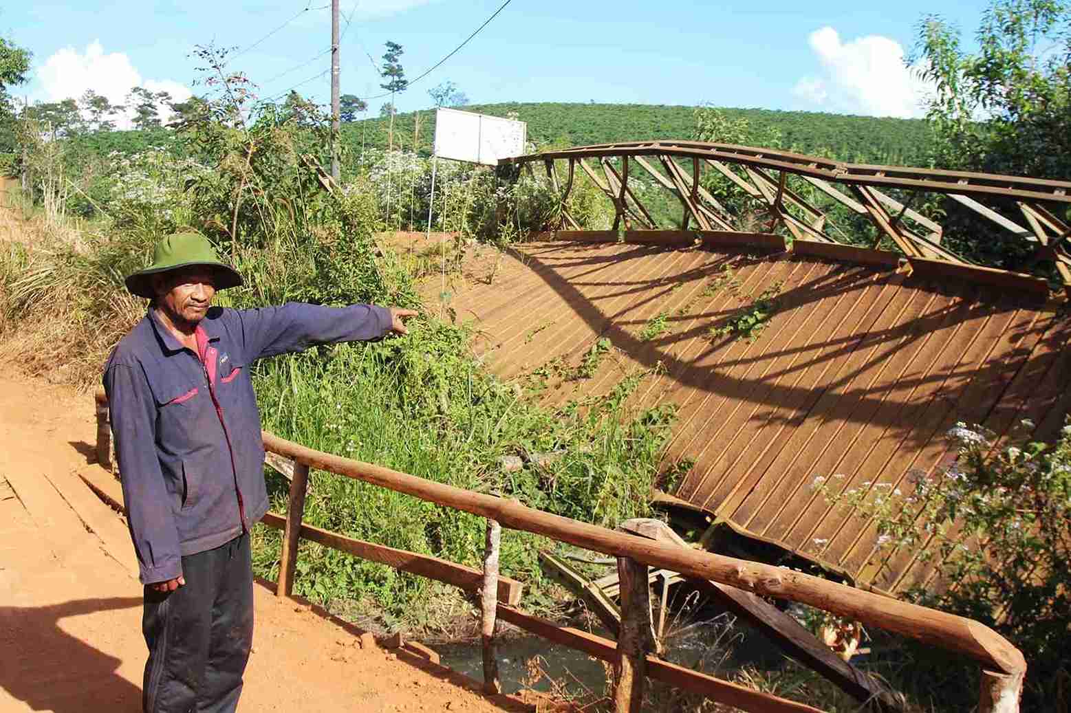 Cau sat dan sinh bac qua suoi Da R’Klach noi thon 4 vao thon Da Hang Lang (xa Bao Lam 4) bi xe tai cho phan lam sap van nguyen hien truong. Anh: Duc Tu