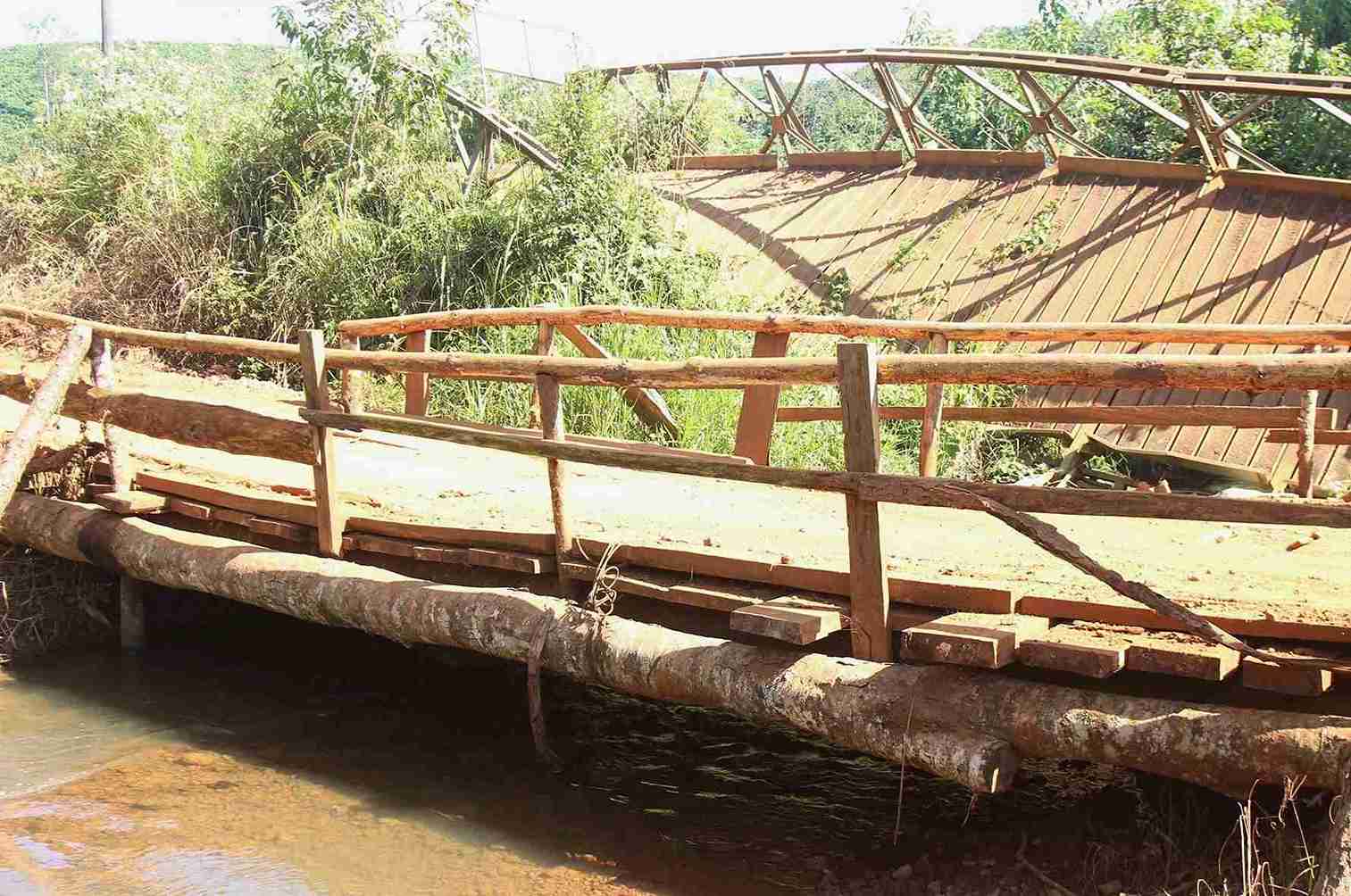 Cau tam duoc nguoi dan thon Da Hang Lang xay dung tam bo ben canh cau sat bi sap de di lai. Anh: Than Hy