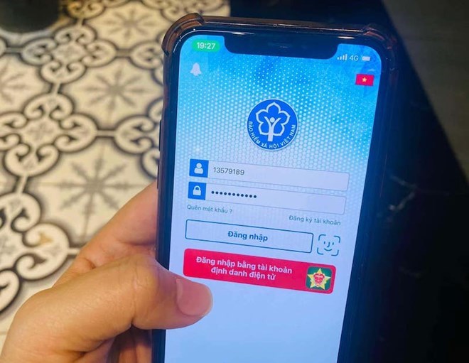 Citizens look up social insurance payments on vssiD. Photo: Duc Van
