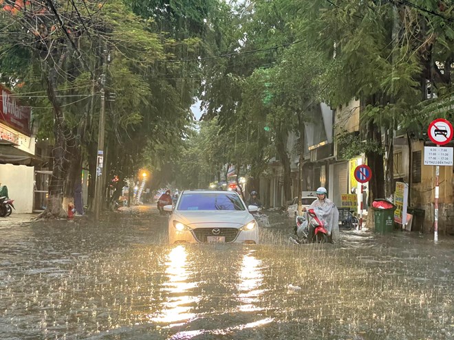 Du an He thong thu gom, xu ly nuoc mua, nuoc thai TP Quang Ngai luu vuc phia nam ha luu song Tra Khuc khi duoc khoi cong va hoan thien se gop phan giam ngap cho nhieu tuyen duong o trung tam tinh Quang Ngai. Anh: Vien Nguyen