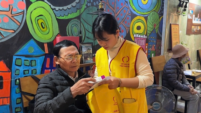 En una pequeña cafeteria en Hanoi los medicos jubilados brindan diligentemente atencion medica gratuita a los trabajadores. Foto: An Phuong