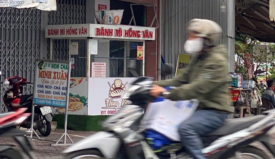 홍반 빵집은 꽝응아이성 꽝쭝브라 거리에 있습니다. 사진: Vien Nguyen