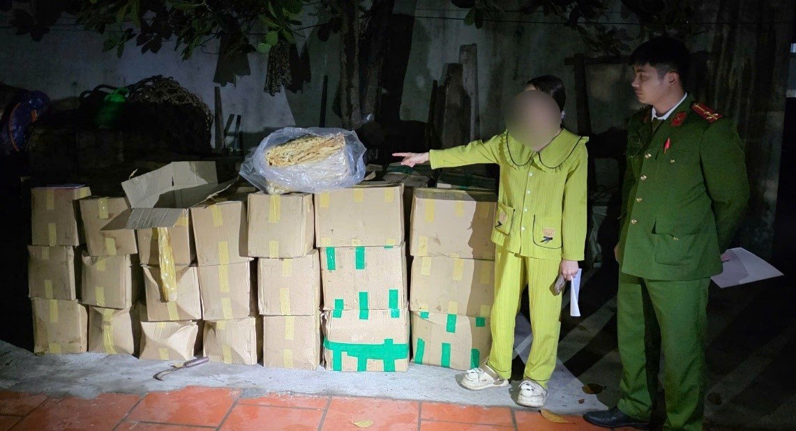 Lực lượng Công an phát hiện gần 1,7 tấn lòng lợn đã qua sơ chế không rõ nguồn gốc, xuất xứ ở phường Móng Cái 2. Ảnh: Công an phường Móng Cái 2