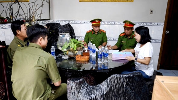 Cong an xa Tran De tang cuong kiem tra cac co so luu tru tren dia ban. Anh: Cong an TP Can Tho.